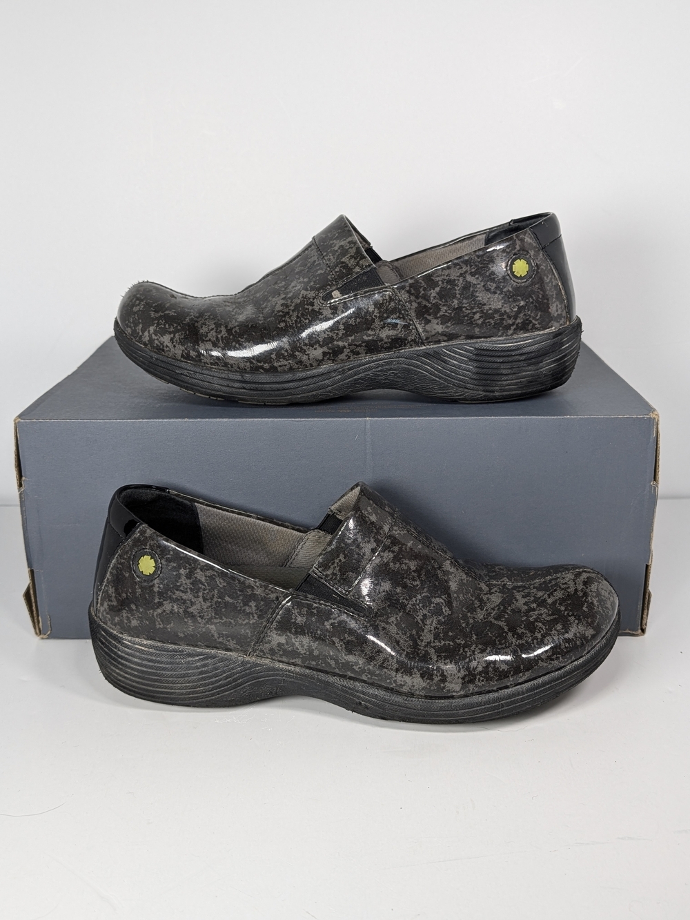 Women’s Slip-On Clogs in Dark Marble Black